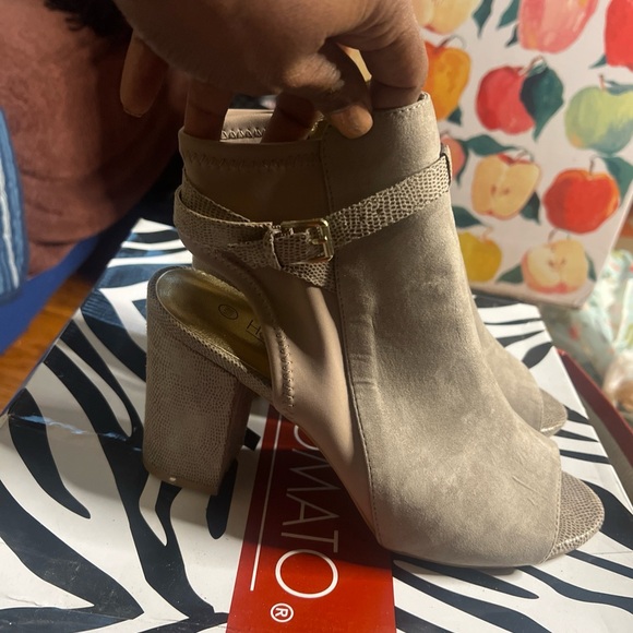 Peep Toe ankle booties - Picture 2 of 5